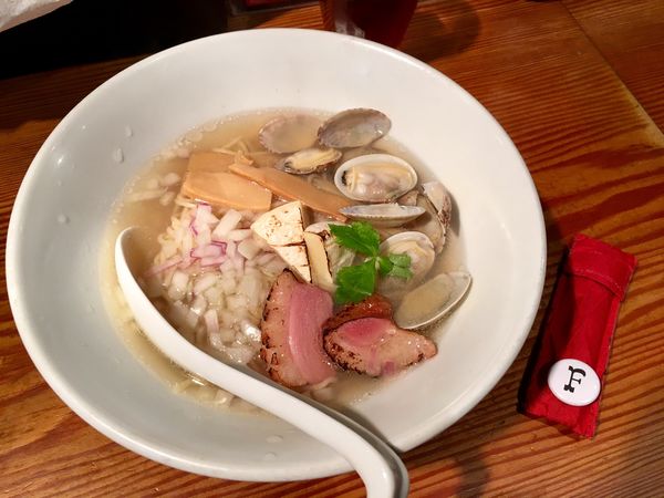 「鯏と鴨の塩らぁめん カマンベール添え」@らぁ麺屋 つなぎの写真
