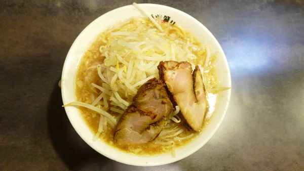 「ラーメン 小¥800／野菜ニンニク背脂「普通」¥0」@ガツ盛りラーメン バンブル 西浦和店の写真