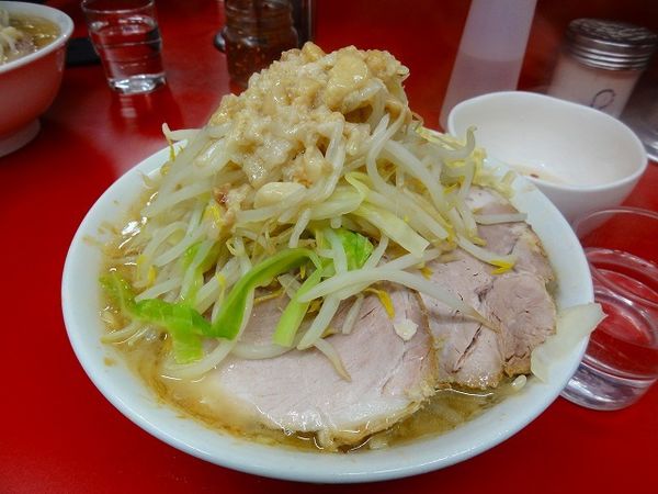 「ラーメン750円ニンニク脂　生卵50円」@ラーメン二郎 神田神保町店の写真