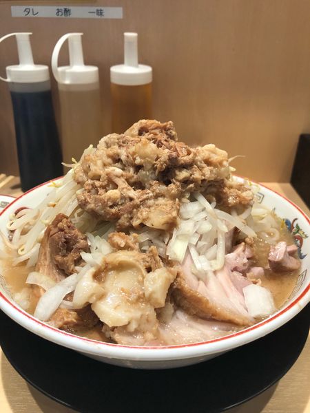「小ラーメン780円肉カスアブラ50円生卵50円アレ0円」@豚山 中野店の写真