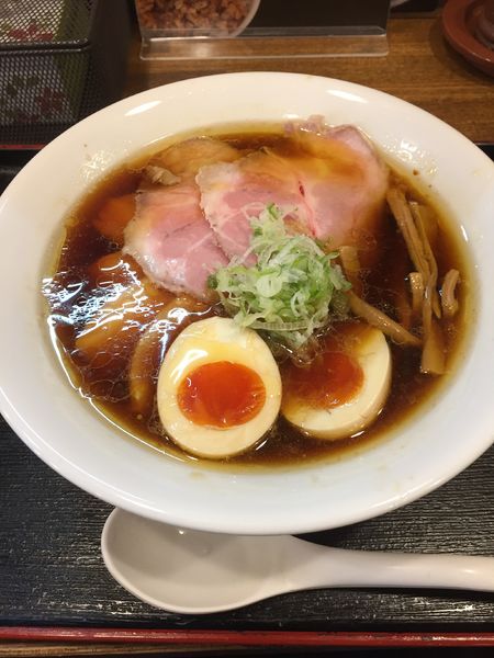 「醤油 特製(全部のせ)」@らぁ麺 おかむらの写真