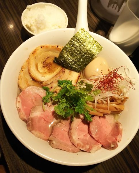 「芳香塩ちゃーしゅーらーめん＋味玉＋ライス＋和え玉」@麺屋 ほたるの写真