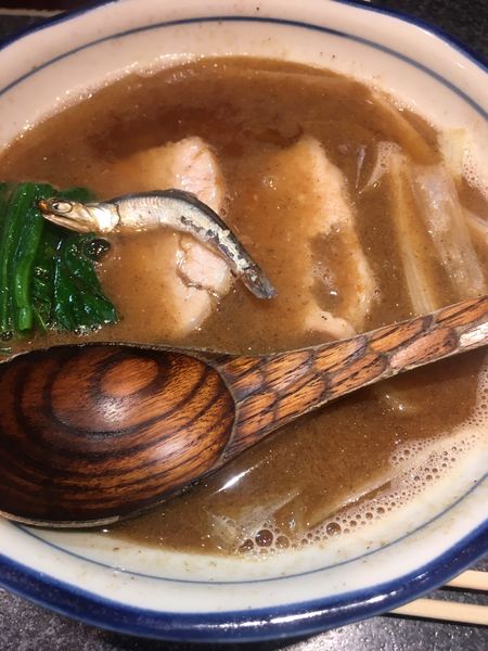 「煮干しラーメン」@烈志笑魚油 麺香房 三くの写真