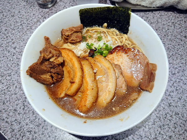 「限定 肉煮干しそば＋肉増し」@ラーメン宮郎の写真