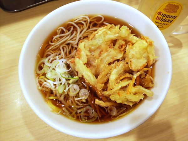 「かき揚げそば 440円」@いろり庵きらく 柏3・4番線ホーム店の写真