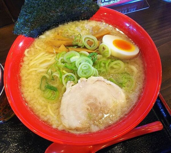 「背油豚骨らーめん720円」@豚骨らーめん 一本道の写真