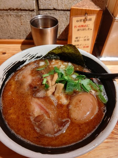 「コク醤油そば+味玉」@麺場 浜虎 横浜店の写真