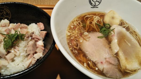 「アジ煮干し中華そば＋お肉ご飯」@むぎくらべの写真