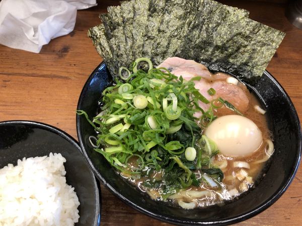 「特製ラーメン + ライス(サービス)」@横浜家系らーめん 武道家 吉祥寺店の写真