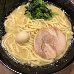 家系ラーメン塩(麺普通・濃・油多)