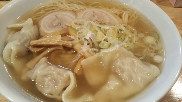 「にぼしラーメン+大盛+ハーフワンタン」@中華そば 来味 板橋店の写真