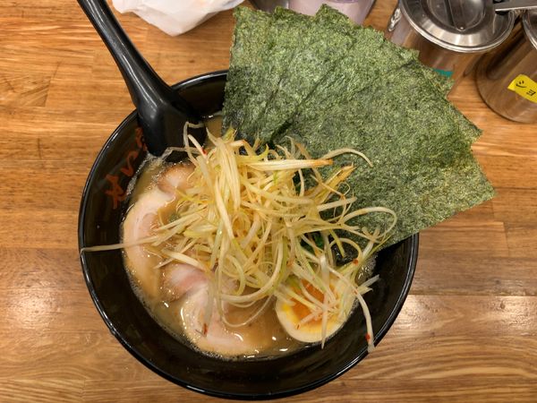 「4点盛り780円（チャーシュー、海苔、味玉、ネギ増し）」@せい家 三鷹店の写真