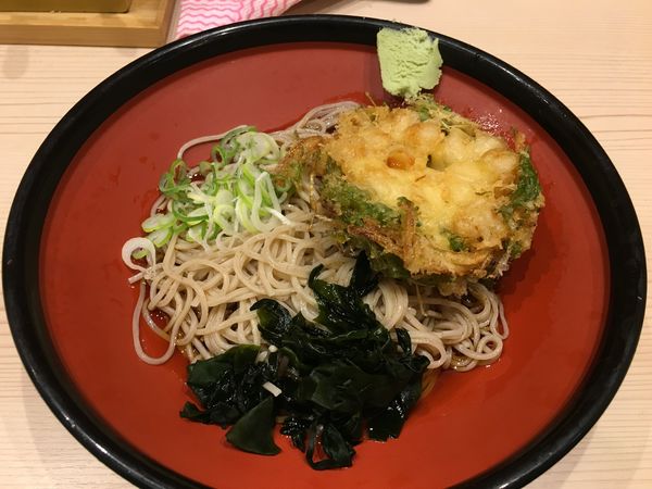 「冷し小柱かき揚げそば」@そばの神田 東一屋 駅前南町通り店の写真