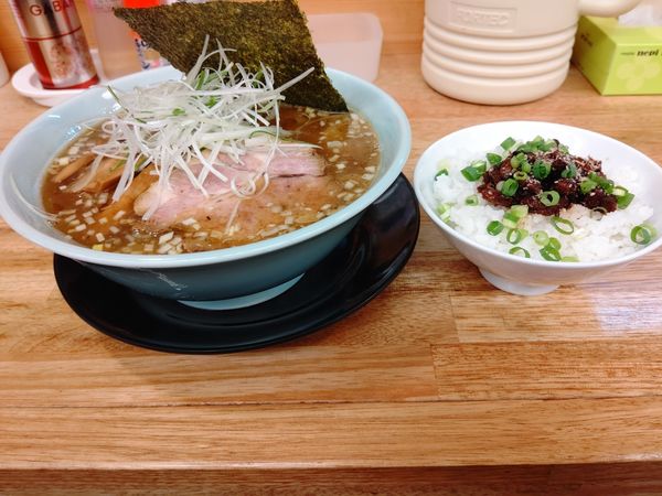 「醤油らー麺(並盛・190g)750円＋肉めし280円」@麺屋 つるるの写真