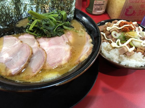 「中盛チャーシュー麺固め 賄い飯肉まし」@家系ラーメン とらきち家の写真