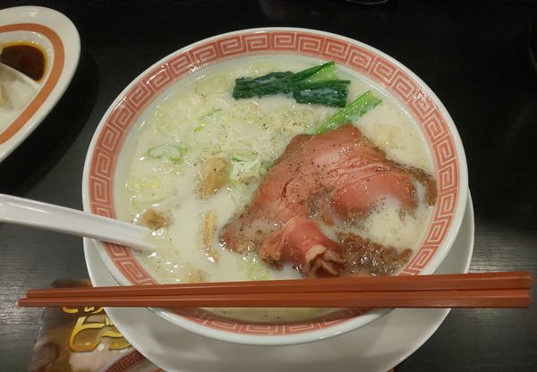 「ローストビーフ入り牛骨らーめん」@幸楽苑 塩部店の写真