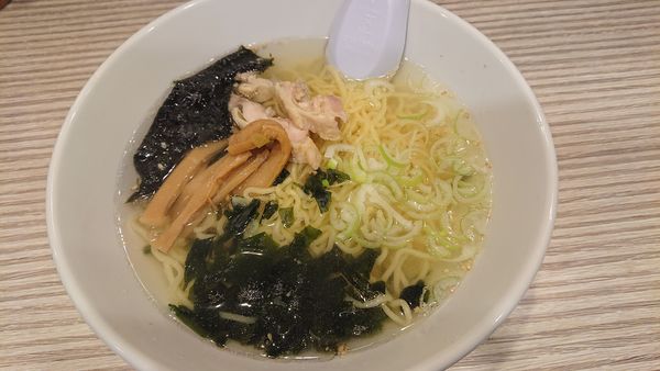 「塩ラーメン　６００円＋消費税」@串焼市の写真