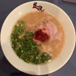 らーめん (690円)