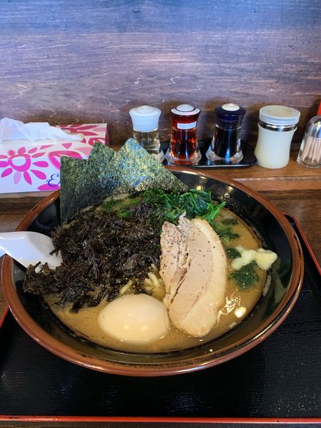 「豚骨醤油大、味玉、岩海苔小、ほうれん草、固め、濃い目、多目。」@上田らあめん はちの写真