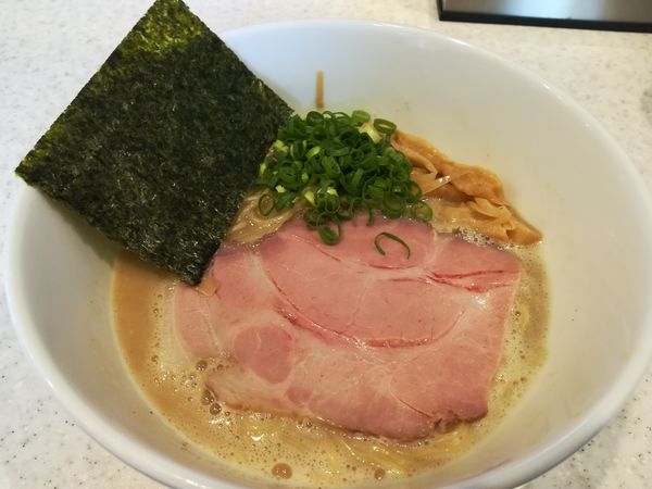 「泡立て濃厚とんこつらぁめん（大盛り）」@らうめん考房 ありがた屋の写真