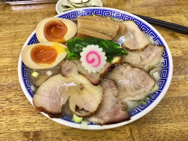 「自家製燻製チャーシュー麺〈塩〉※太縮れ麺＋くんたま」@中華蕎麦 丸め 東久留米店の写真