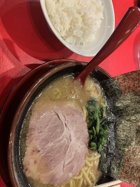 「ラーメン並(カタメ)+ライス小」@横浜家系らーめん 山崎家の写真