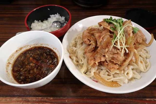 「肉盛りつけ麺並　830円＋無料の肉ちょい増し」@魁 肉盛りつけ麺 六代目けいすけの写真