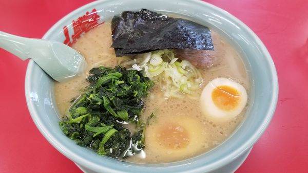 「醤油ラーメン　中　ほうれん草、味玉トッピング」@山岡家 松本店の写真