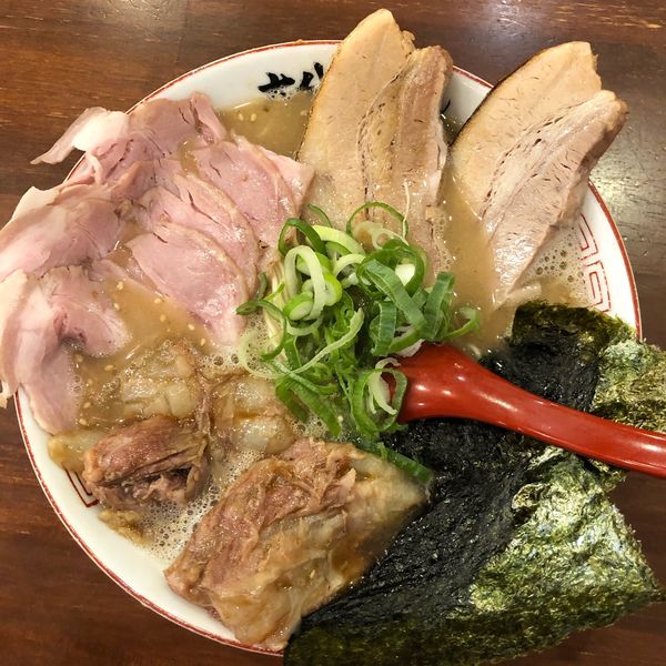 「チャーシューメン（無料大盛）＋替玉」@おめでたいの写真