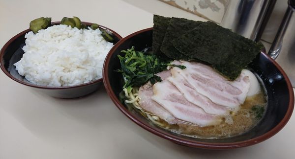 「半熟味玉チャーシューメン 中(麺硬め油多め)＋サービスライス」@らーめん武蔵家 千葉本店の写真
