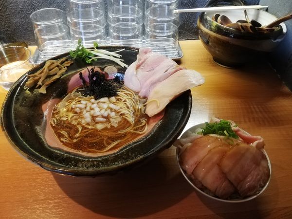 「エレガントな煮干拉麺850円　肉メッシ350円」@拉麺 成の写真