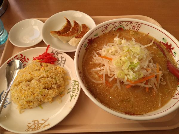 「みそラーメン・半チャーハン・半ギョーザ 960円」@ラーメン永華の写真