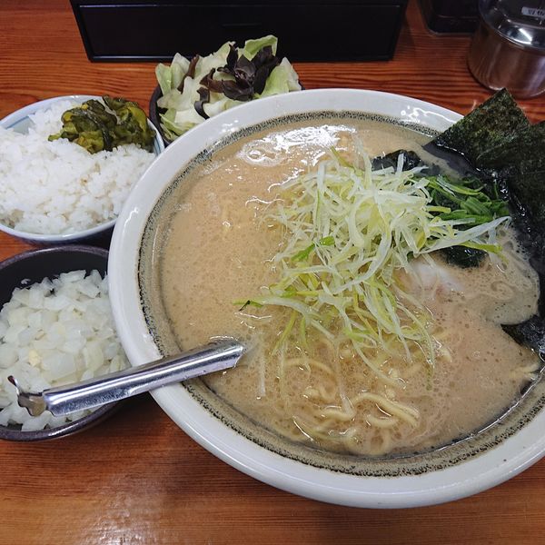 「中ラーメン750円キャベツ100円玉ねぎ50円ライス100円」@カマリヤ大将の写真