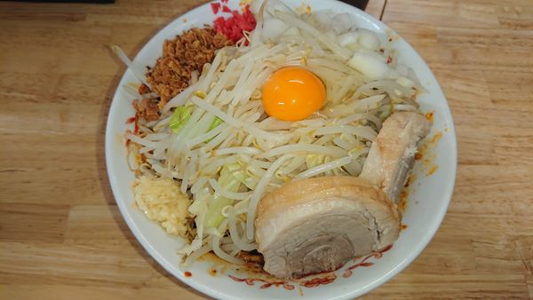 「小ぶた2枚(800円)+ちょい辛汁なし(200円)玉ねぎ」@ラーメン 登良治郎の写真