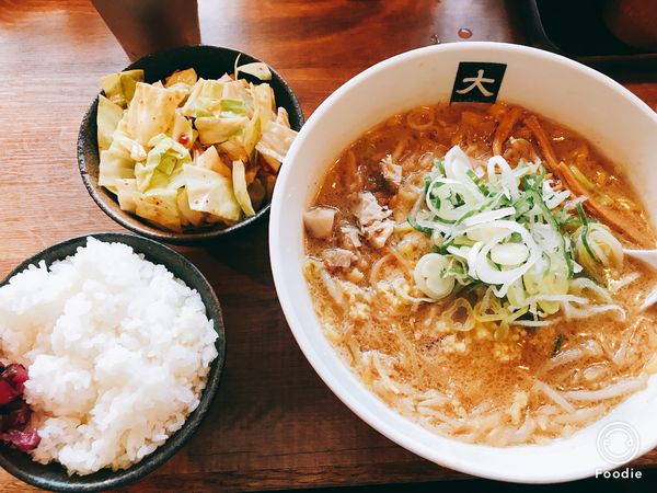 「味噌ラーメン＋キャベッチャ(別皿)＋ライス中」@大島の写真
