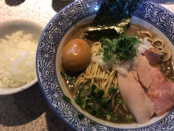 「味玉濃厚煮干しラーメン980円＋タマネギ100円」@破壊的イノベーションの写真