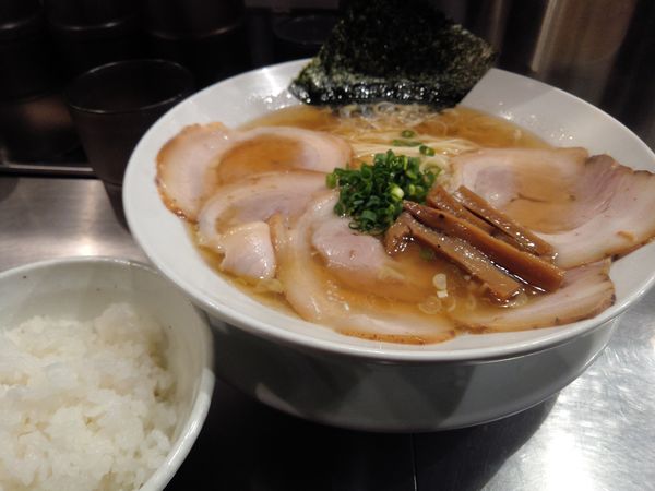 「金色煮干中華そばチャーシュー　ライス付　８８０円」@麺屋 愛心 TOKYO 町屋店の写真