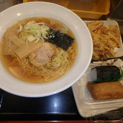 中華そば490円、かき揚げ130円、おにぎりいなり130円