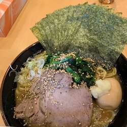 豚骨醤油全部のせ大、ほうれん草、のりトッピング、固め、濃い目、脂