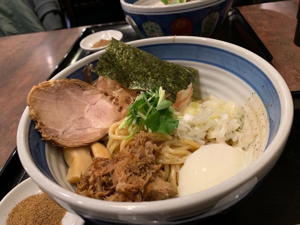 「温玉のせ油そば＋チャーシュー1枚」@中華そば 門ぱち 浦和美園店の写真