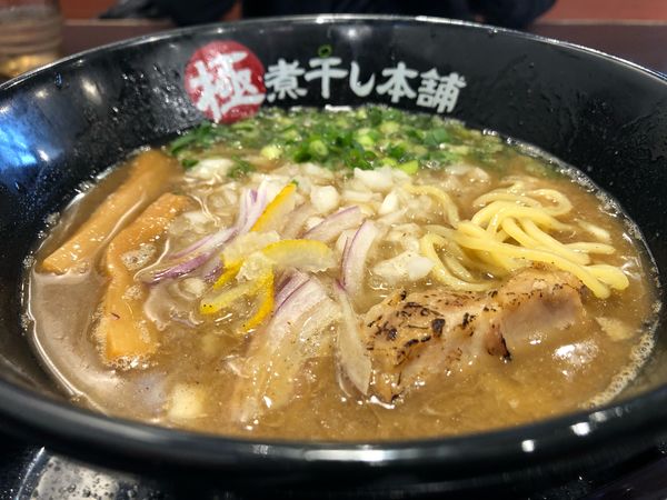 「煮干し豚骨ラーメン　810円」@極煮干し本舗 蘇我店の写真