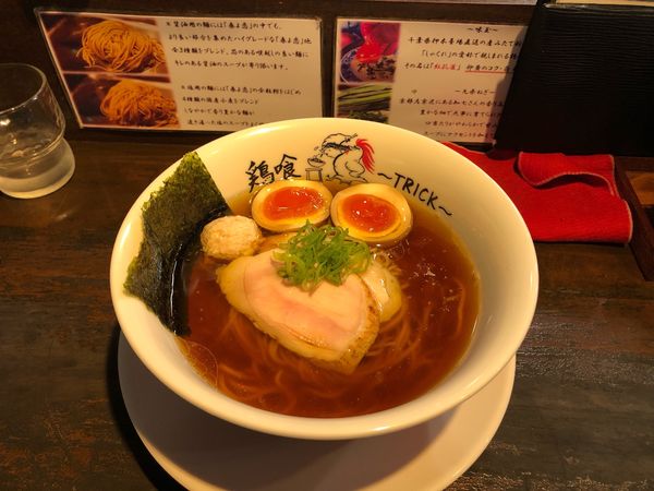 「醤油らーめん味玉」@鶏喰～TRICK～の写真