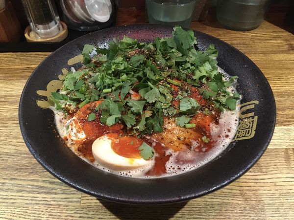 「パクチー閻魔味噌ラーメン＋味玉」@麺屋やっとこ 三田店の写真