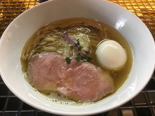 「伊吹いりこの塩煮干＋しお味玉入り」@町田汁場 しおらーめん進化 中山店の写真