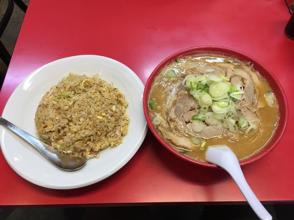 「みそチャーシューめん＋チャーハン」@らーめん弁慶 浅草本店の写真