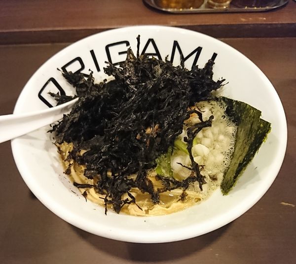 「気まぐれ煮干そば+黒バラ海苔(950円)」@麺屋 ORIGAMIの写真