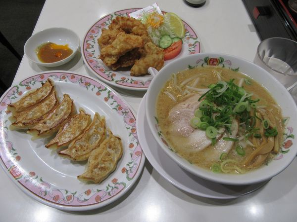 「餃子の王将ラーメン（５５０円）＋餃子＋鶏の唐揚げ」@餃子の王将 牛久栄町店の写真