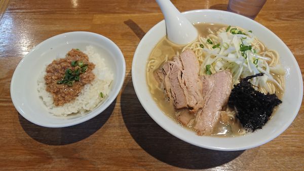 「煮干そば 白醤油 780円 + 鶏そぼろご飯 170円」@中村屋総本山の写真