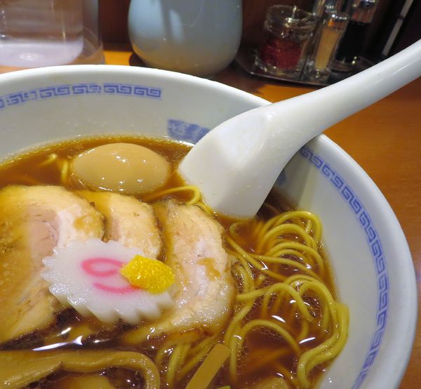 「醤油＋味玉（900円）」@たけちゃんにぼしらーめん 調布店の写真