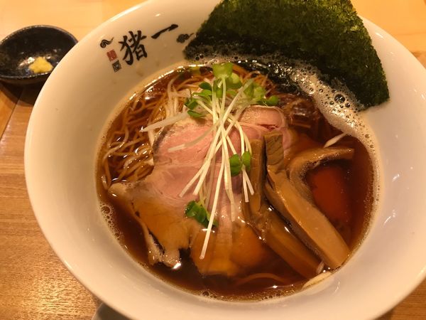 「【限定】100%煮干し出汁そば　黒　950円」@麺屋猪一 本店の写真